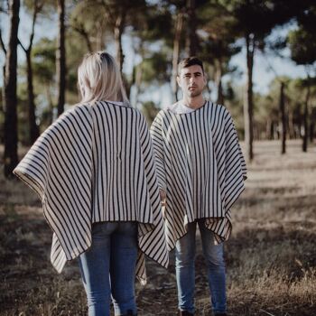 Poncho OPPLAV FLAK WOOL BLACK STRIPES, couleur naturelle + rayures noires, taille unique. 2