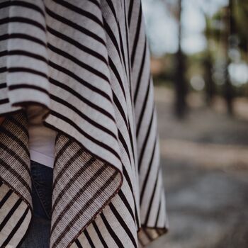 Poncho OPPLAV FLAK WOOL BROWN STRIPES, couleur naturelle + rayures marron, taille unique. 4