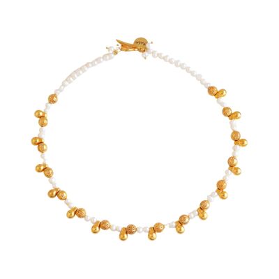 Freshwater pearl necklace with gold drop pendants