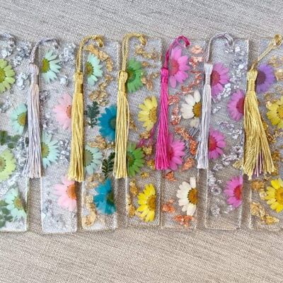 Marcapáginas de resina y flores secas