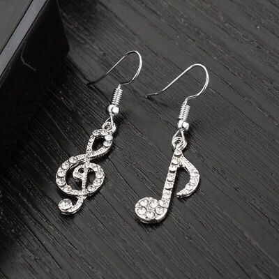 Boucles d'oreilles asymétriques avec notes de musique en strass brillant