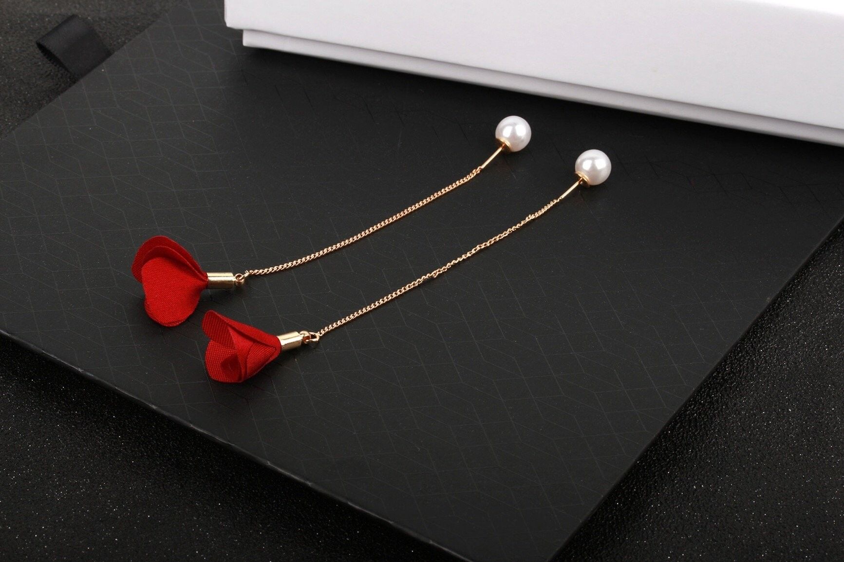 Perlenohrstecker mit einkettigen Blumenohrringen