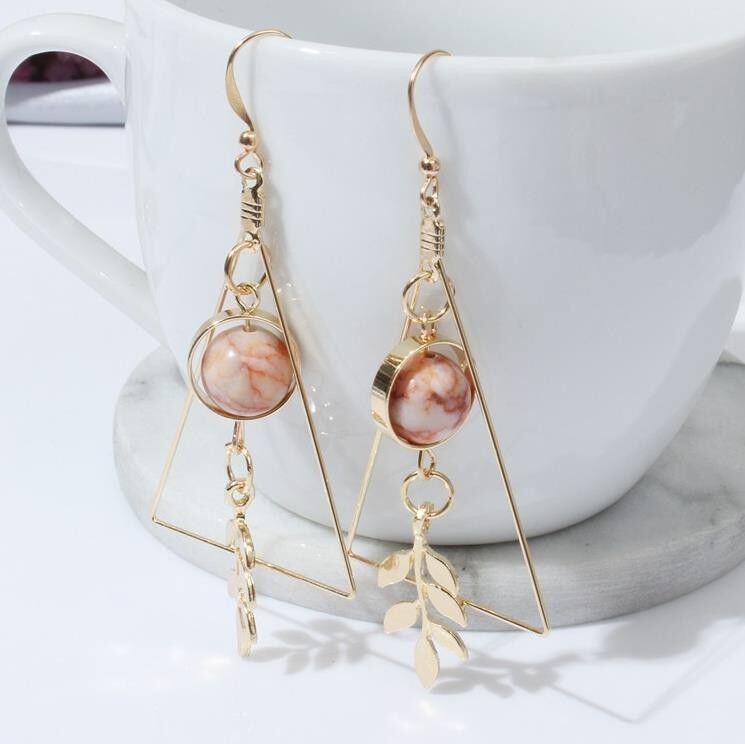 Sfera di pietra e foglia in orecchini a triangolo