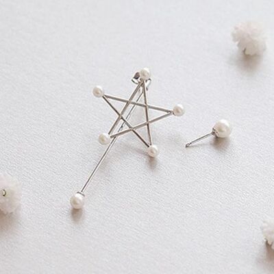 Pendientes asimétricos de estrella y palo con perlas - Plata