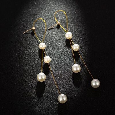 Nappa lunga piegata con orecchini di perle