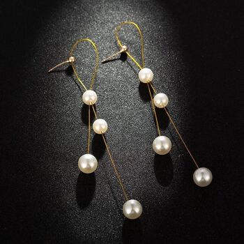 Boucles d'oreilles longues pompons avec perles 1