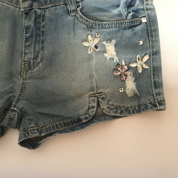 Short en jean à fleurs et strass 4