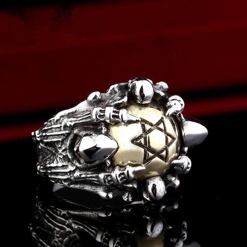 La garra del dragón tiene un anillo de seis estrellas