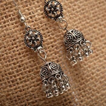 Cloche baroque gravée avec boucles d'oreilles pompons 6