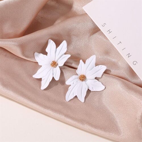 Dramatic flower stud earrings - White