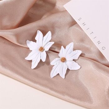 Boucles d'oreilles fleur dramatique - Blanc 1