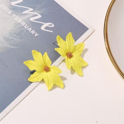 Dramatic flower stud earrings - Yellow
