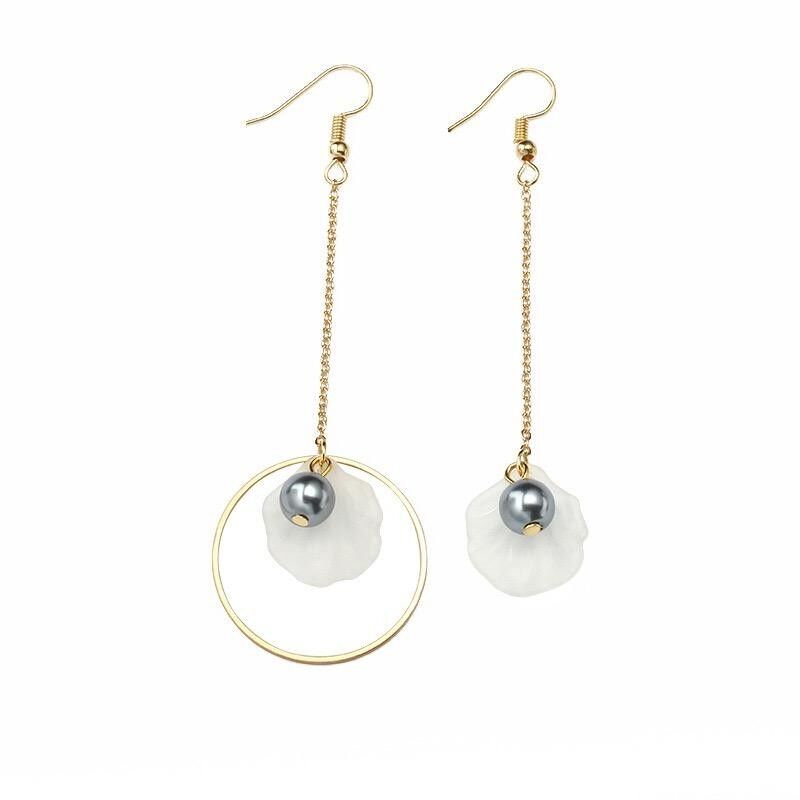 Gardenia asimmetrica singolo petalo con orecchini di perline