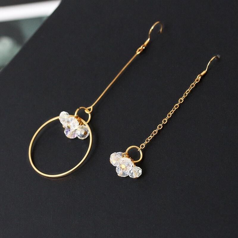 Boucles d'oreilles asymétriques fleur et créoles en cristal