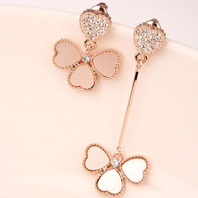 Asymmetric clover earrings - White