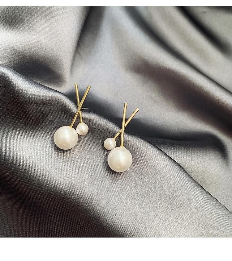 Boucles d'oreilles clous poires croisées