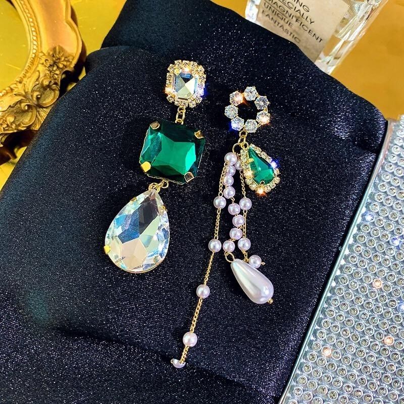 Boucles d'oreilles asymétriques en grosses perles de cristal