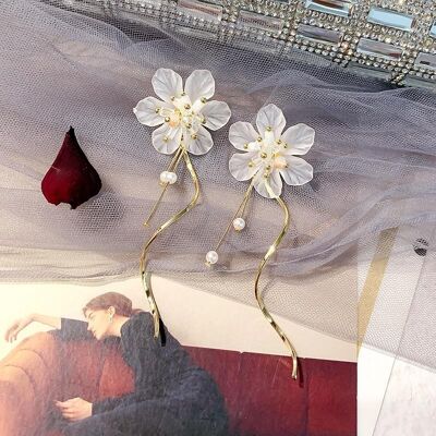 Boucles d'oreilles pendantes à fleurs en cristal