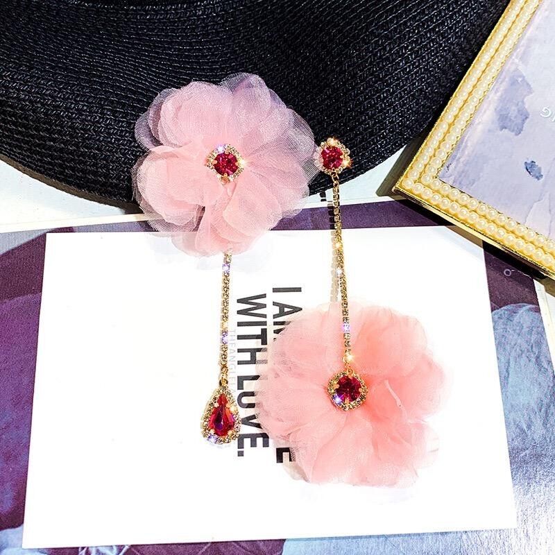 Orecchini asimmetrici a fiore singolo su e giù