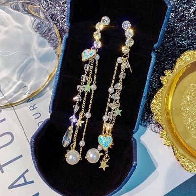 Aretes asimétricos con borlas de cristal y perlas