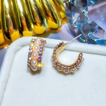 Boucles d'oreilles diamant en forme de C avec perle - Strass blanc et perle 3
