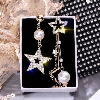 Boucles d'oreilles étoile asymétrique avec pompon poire - Pearl Star 6