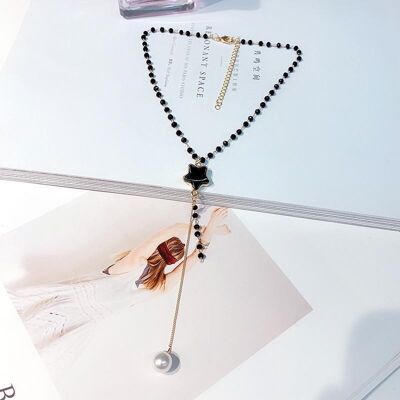 Étoile en cristal noir avec collier de perles