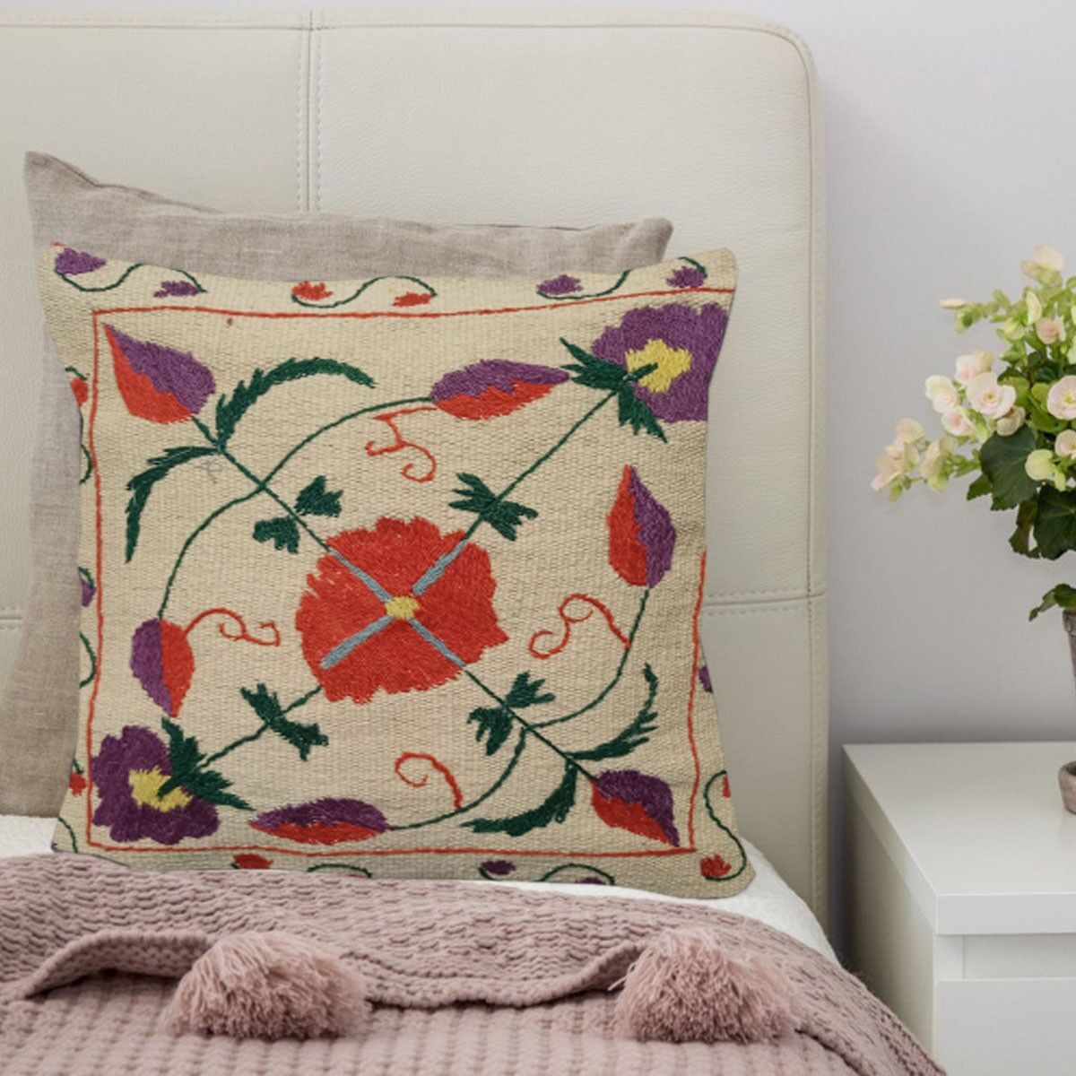 Broderat kuddfodral i ylle musslaskal