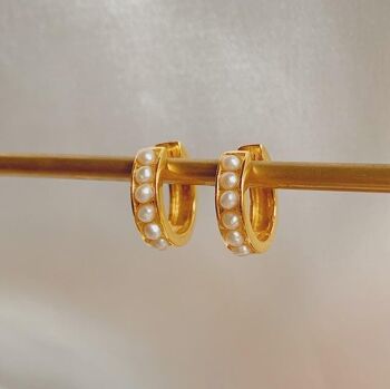 Boucles d'oreilles Molly Pearl Huggie 3