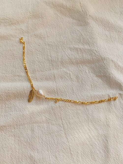 Hailey Feather Charm Pearl Bracelet