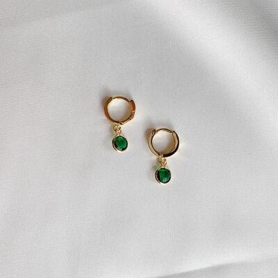 Pendientes Huggie de gemas verdes Cara (1 par)