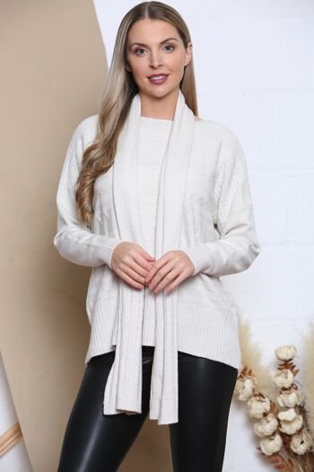 Pull torsadé beige avec écharpe assortie 1