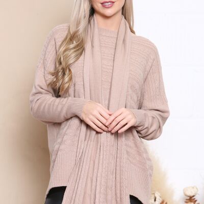 Pull en maille torsadée camel avec écharpe assortie