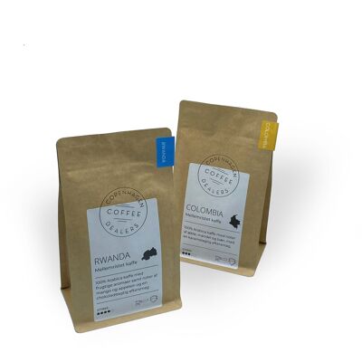 Confezione con 2x250g di caffè appena tostato. Chicchi di caffè a tostatura media provenienti dalla Colombia e dal Ruanda. Macinato per versare sopra.