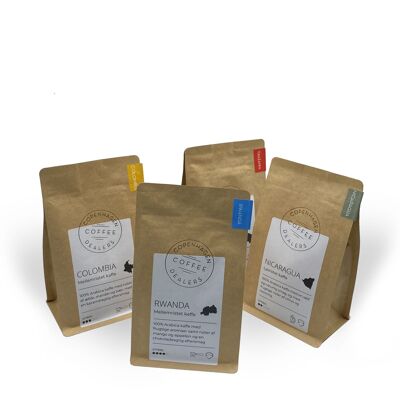 Confezione con 4x250g di caffè appena tostato. Chicchi di caffè a tostatura media provenienti dalla Colombia e dal Ruanda. Chicchi di caffè tostati dalla Tanzania e dal Nicaragua. Fagioli interi