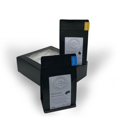 Giftbox with 4x250 g freshly roasted coffee. Medium roasted coffee beans from Colombia & Rwanda. Grinded for piston jug.