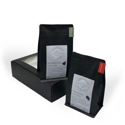 Coffret avec 4x250 g de café fraîchement torréfié. Grains de café torréfiés légers de Tanzanie et du Nicaragua. Haricots entiers