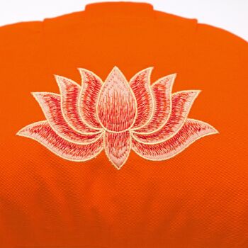 Coussin de méditation en croissant bio avec broderie lotus orange 2