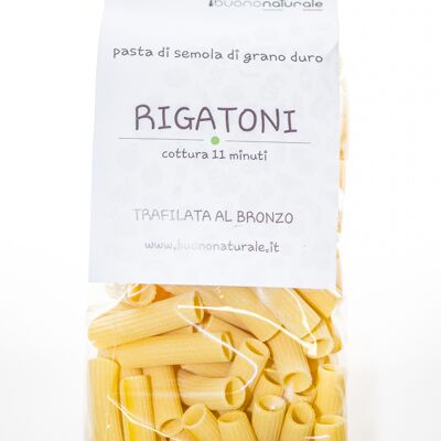 Rigatoni, 500 g — Tréfilé en bronze semi-artisanal avec des ingrédients d'origine locale et desséché pour une moyenne de 30 g. 30 heures — toujours "al dente"