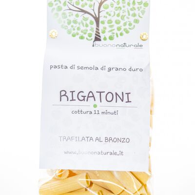 Rigatoni, 500 g: trefilado con alambre de bronce semiartesanal con ingredientes de origen local y desecado para obtener un promedio. 30 horas — siempre "al dente"