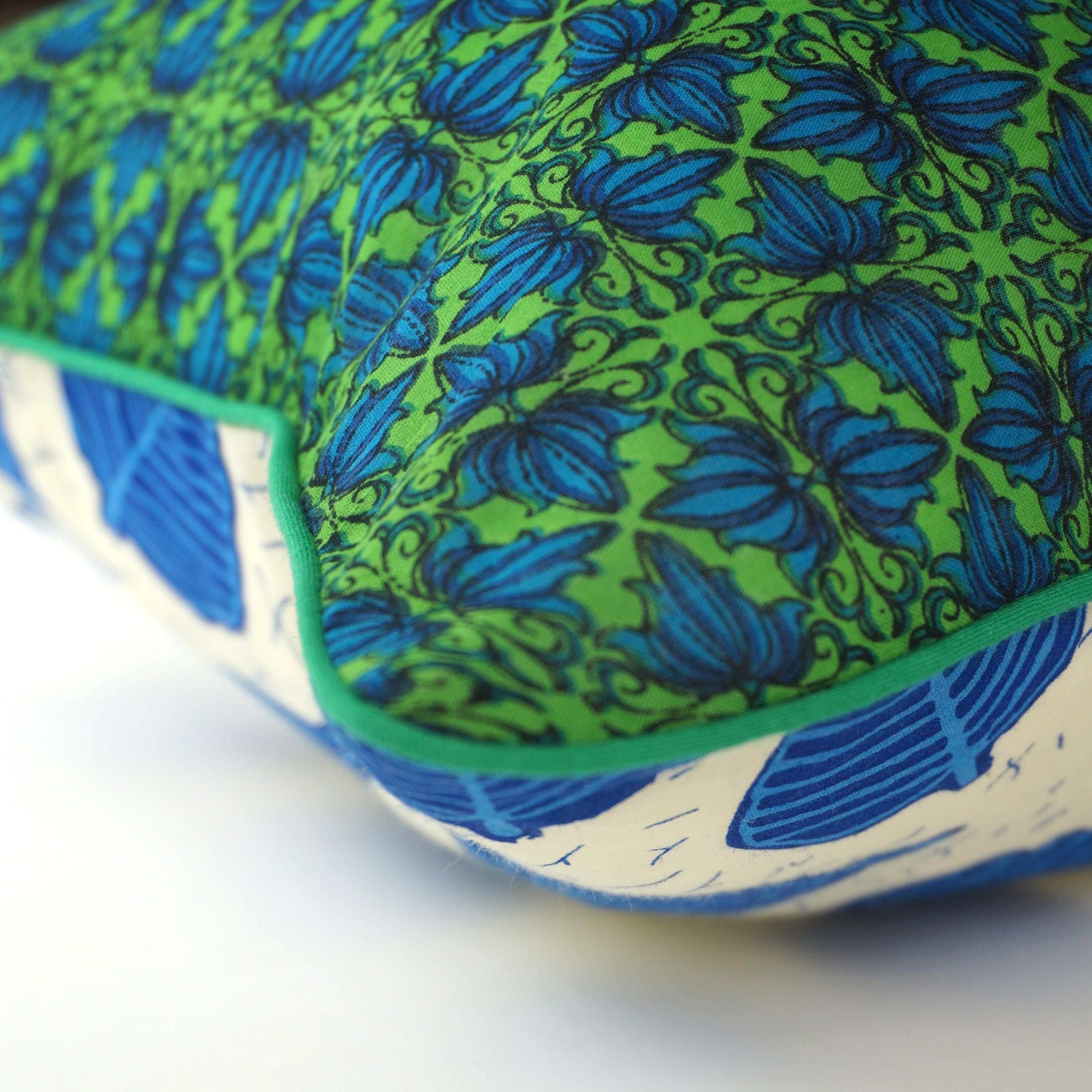 Doppelseitig bedrucktes Baumwollkissen "Hana".