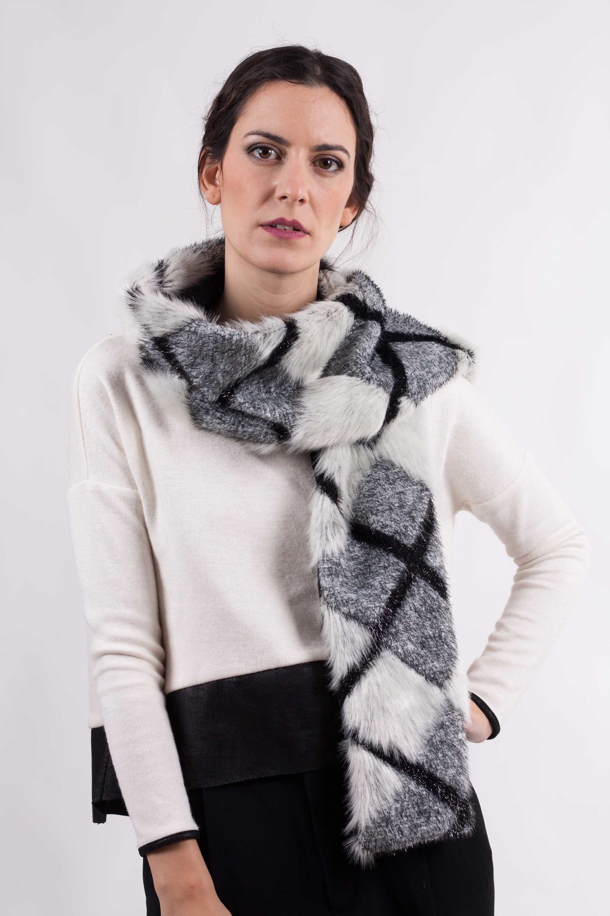 Sciarpa a rombi bianca e nera con lurex