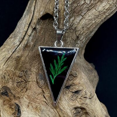 Pendentif triangle inversé en résine avec fougère encapsulée