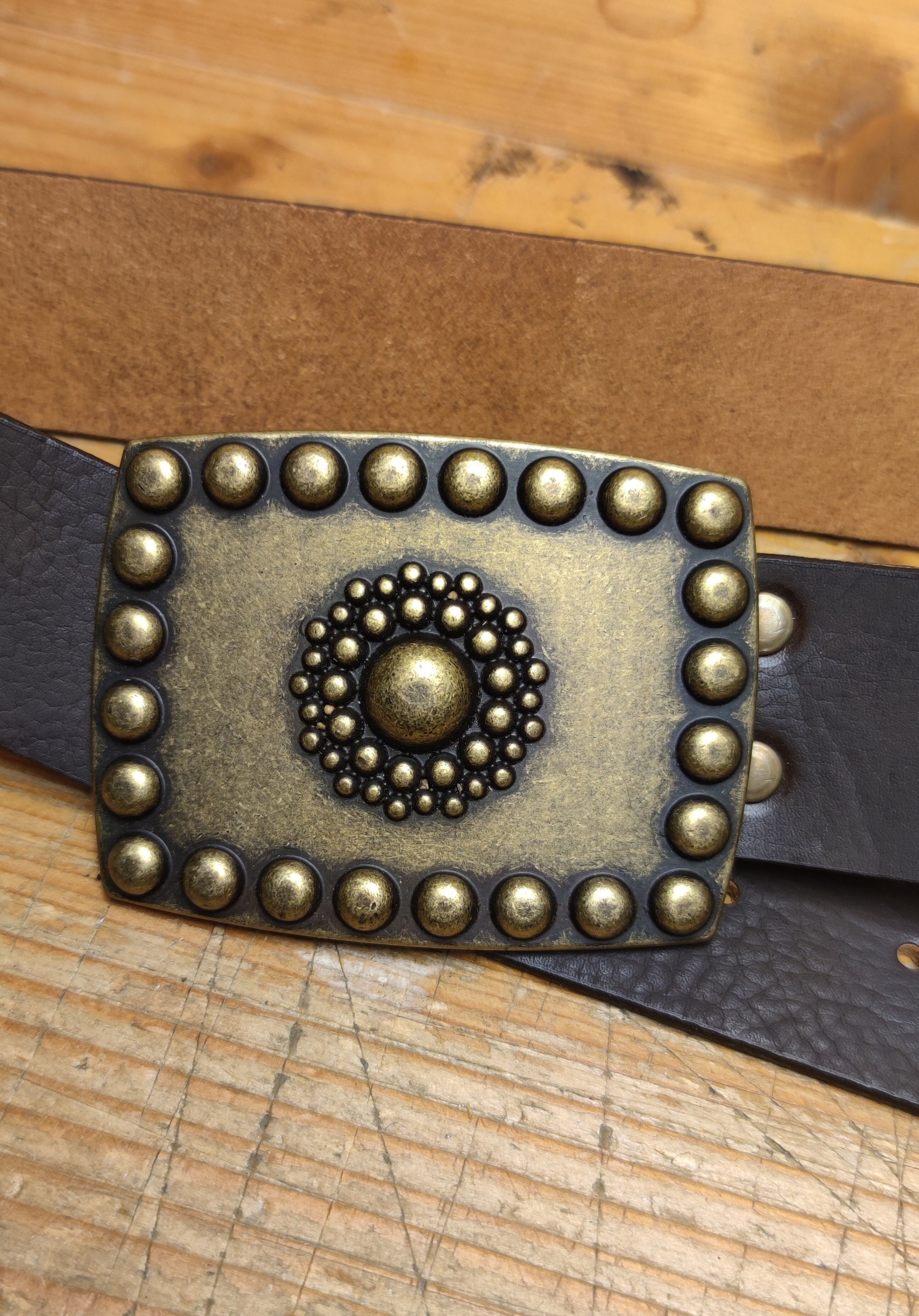 Cintura con fibbia goffrata