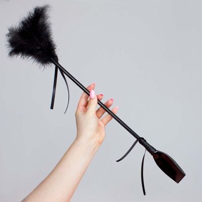 BLACK FEATHER TICKLER UND RIDING CROP