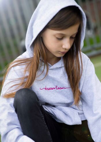 Sweat à capuche enfant en coton bio gris avec broderie Dreamteam rose 3