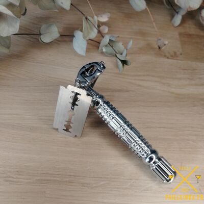 Butterfly opening safety razor