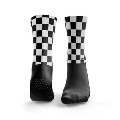 Rendimiento profesional de tablero de ajedrez en blanco y negro