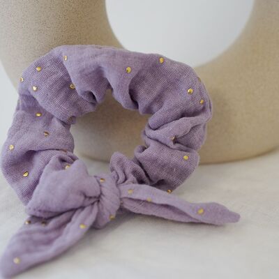 Scrunchie Lou lila y lazo dorado