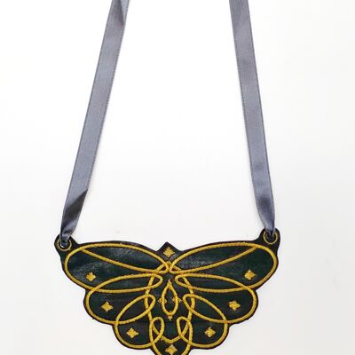 Collar bordado mariposa BLACK con sujeción de filamento elaborado con neumáticos reciclados